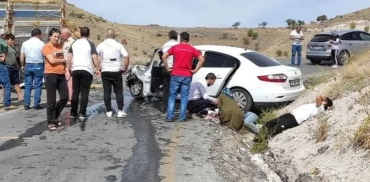 Saman yüklü kamyon ile otomobil çarpıştı: 3 yaralı