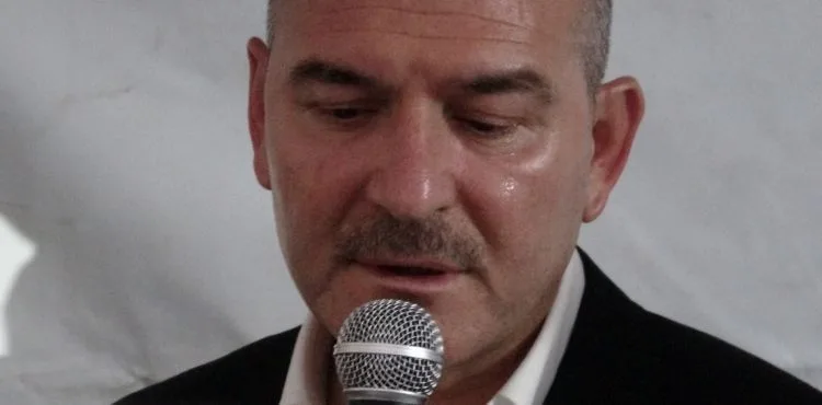 Bakan Soylu, şehit evinde gözyaşlarını tutamadı