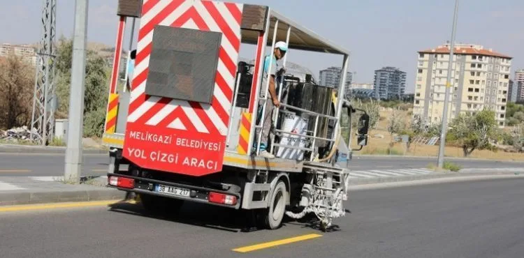 MELİKGAZİ 150 KİLOMETRELİK YOLDA ŞERİT ÇİZGİLERİ YENİLEDİ