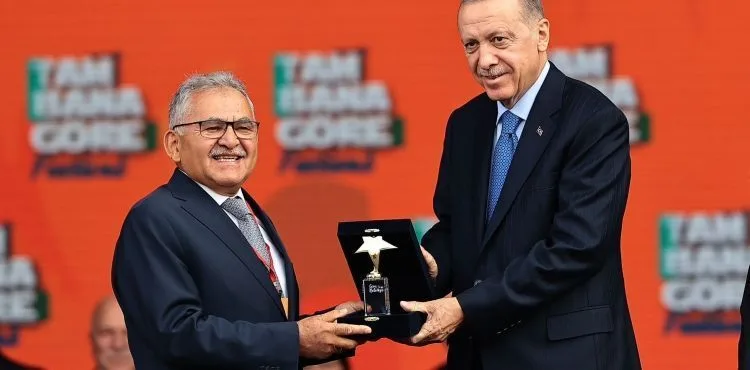 BAŞKAN BÜYÜKKILIÇ, GENÇLİK FESTİVALİ’NDE CUMHURBAŞKANI ERDOĞAN’IN ELİNDEN ÖDÜL ALDI
