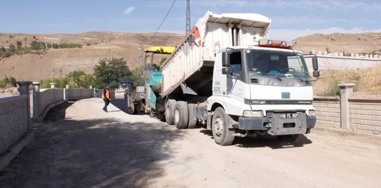 Karakaya Mahallemizde uzun süredir beklenen altyapı çalışmalarının tamamlanması ile asfalt yapım çalışmaları başladı.