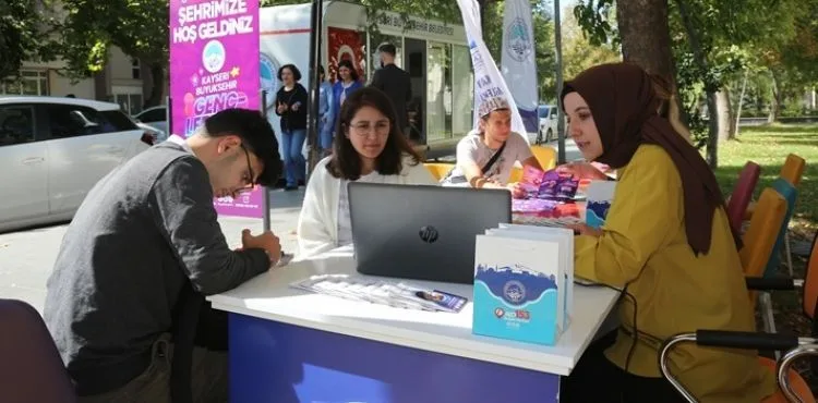 BÜYÜKŞEHİR’İN REHBERLİK VE DANIŞMA HİZMETİ ÖĞRENCİLERDEN YOĞUN İLGİ GÖRDÜ