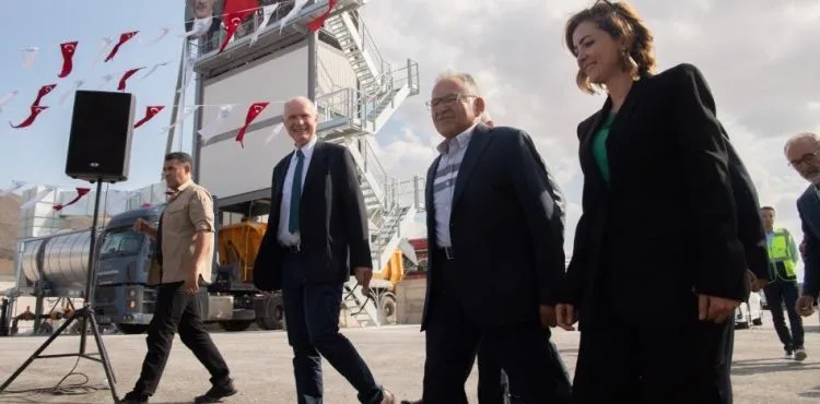 Saatte 240 ton üretim yapan dev asfalt plenti faaliyet egeçti