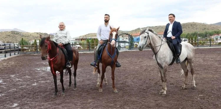 VALİ ÇİÇEK VE BAŞKAN BÜYÜKKILIÇ’IN TURİZM ROTASI BU KEZ “HÜRMETÇİ” OLDU