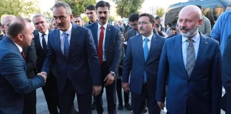 BAKAN ÖZER, KOCASİNAN’DA ORTAOKUL ÖĞRENCİLERLE BİR ARAYA GELDİ