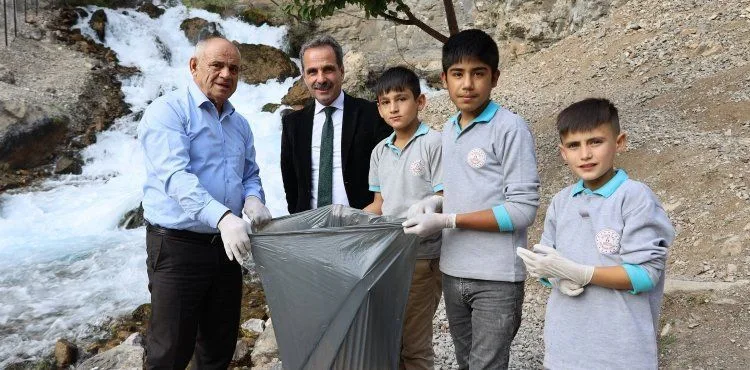 BAŞKAN ÖZTÜRK ÖĞRENCİLERLE BİRLİKTE ÇEVRE TEMİZLİĞİ YAPTI
