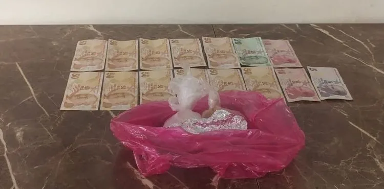 Bekçilerin şüphelendiği kişiden uyuşturucu çıktı
