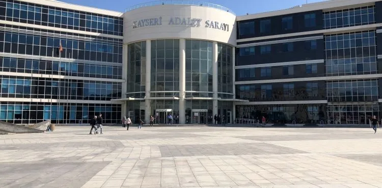 Genç kadını alıkoymaktan yargılanan şahıs hakim karşısına çıktı