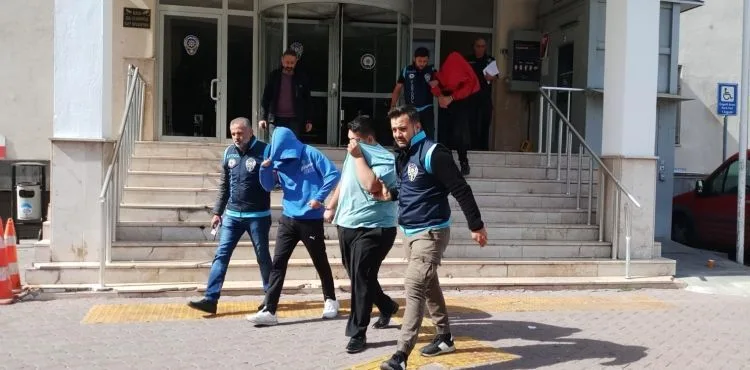 70 yaşındaki emekliyi dolandıran 2 şüpheli yakalandı