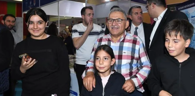 Başkan Büyükkılıç, Lider Kitap Fuarında Kitapseverlerle Buluştu