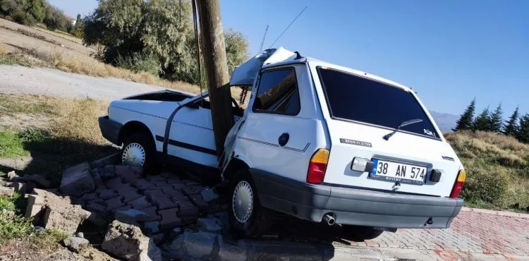 Direksiyon hakimiyetini kaybeden sürücü, telefon direğine çarptı