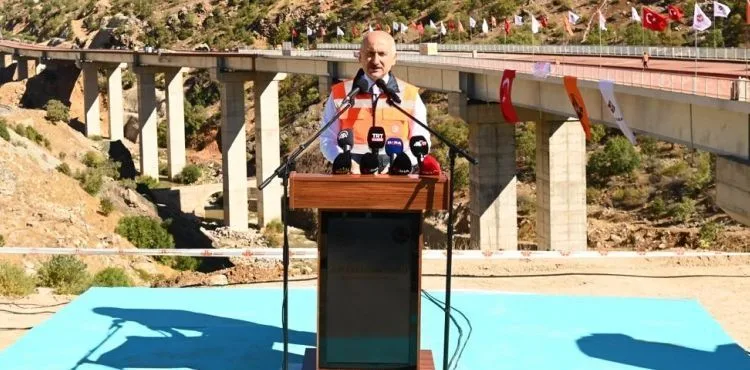 ULAŞTIRMA VE ALTYAPI BAKANI KARAİSMAİLOĞLU, ENLERİN PROJESİ “BİTLİS ÇAYI VİYADÜĞÜ” KAYNAK TÖRENİNE KATILDI