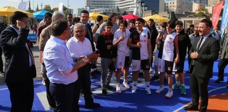 BAŞKAN BÜYÜKKILIÇ, VALİ ÇİÇEK İLE BİRLİKTE SOKAK BASKETBOLU OYNADI