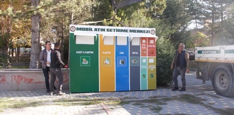 Mobil Atık Getirme Merkezinin ilki Şehit Yusuf Uğur Caddesine konuşlandırıldı.