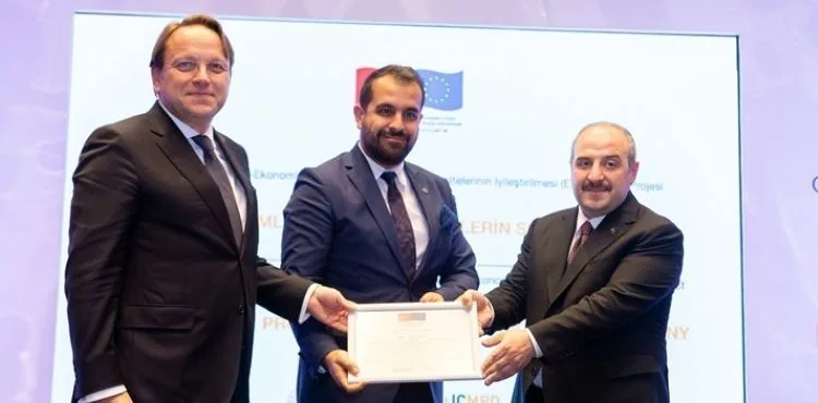 BAKAN VARANK’TAN KAYSERİ TİCARET ODASI’NA PROJE ÖDÜLÜ