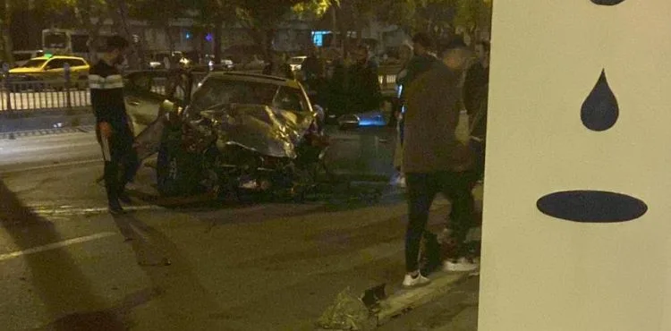 Feci kazada otomobil parçalandı