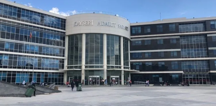 Polisi görünce uyuşturucu maddeden kurtulan 3 sanık, hakim karşısına çıktı