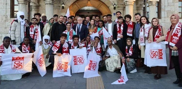 SİVAS VALİLİĞİ VE SİVAS TSYD ORTAK ÇALIŞMASIYLA 35 ÜLKEDEN 150 ÖĞRENCİ STADYUMDA BULUŞTU