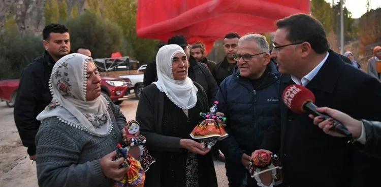 BÜYÜKKILIÇ’TAN SOĞANLI VADİSİ’NDE BEZ BEBEK SATIŞI YAPAN KADINLARLA FRANSIZCA SOHBET