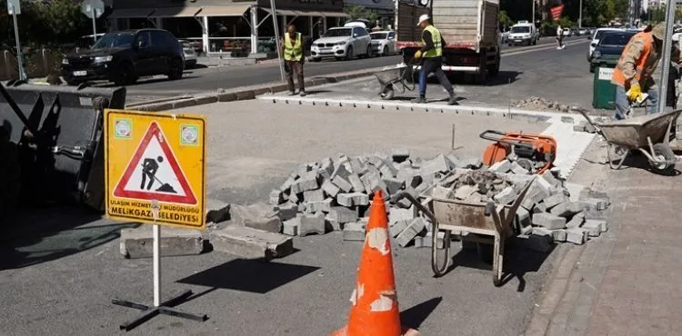 YAYA YOLU VE ÇEVRE DÜZENLEME ÇALIŞMASI İLE MELİKGAZİ YENİLENİYOR