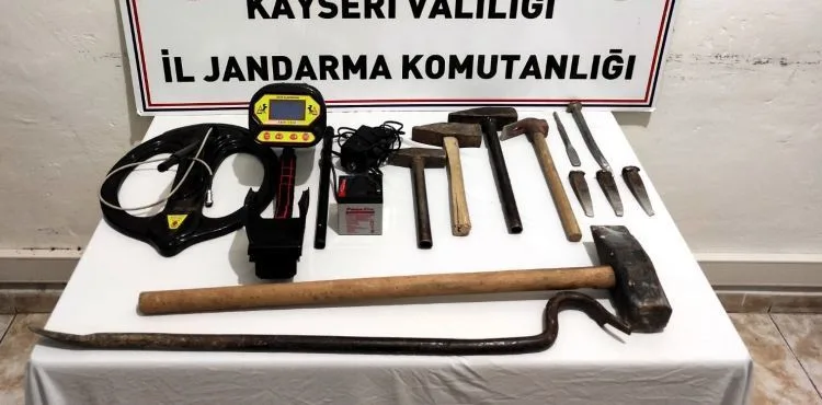 El dedektörüyle arama yaparken, suçüstü yakalandılar