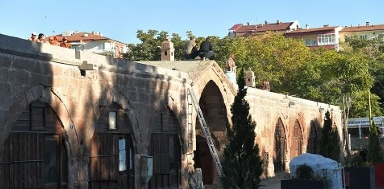 BÜYÜKŞEHİR VE VALİLİK İŞBİRLİĞİ İLE TARİHİ ARASTA ÇARŞISI YENİDEN CANLANIYOR