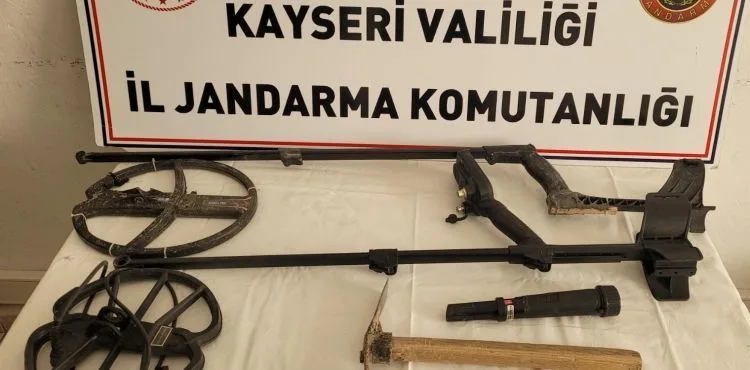 Kazı yaparken suçüstü yakalandılar