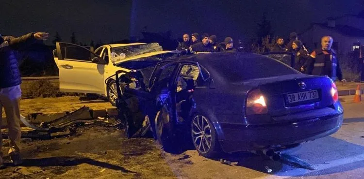 2 otomobil kafa kafaya çarpıştı: 2 ölü, 6 yaralı