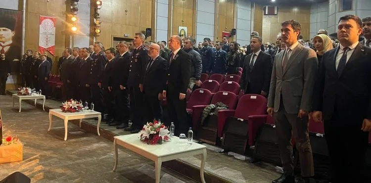 Öğretmen ve öğrencilerden Atatürk’ü anma programı