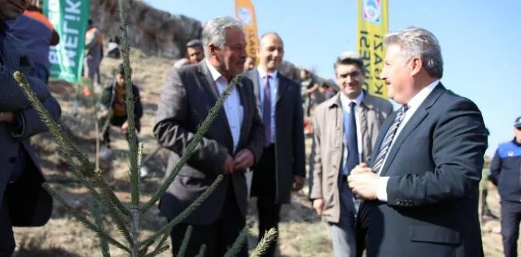 MELİKGAZİ'DEN MİLLİ AĞAÇLANDIRMA GÜNÜ'NE ÖZEL 3838 FİDAN