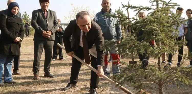 11 Kasım Milli Ağaçlandırma Günü’nde Fidanlar ERÜ’de Toprakla Buluştu