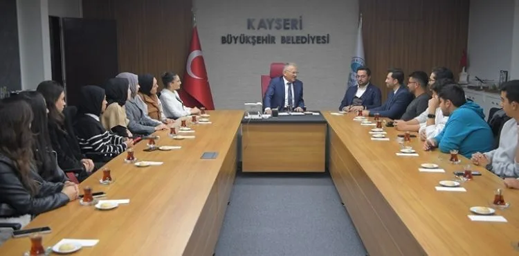 ‘GENÇ DOSTU BAŞKAN’A ERÜ ÖĞRENCİLERİNDEN ZİYARET