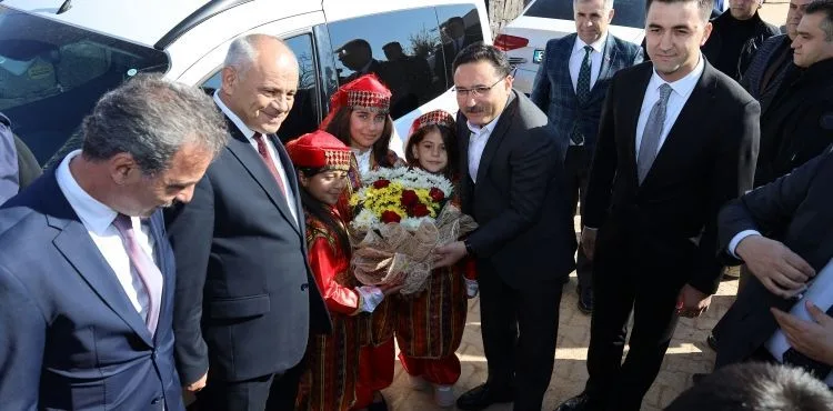 YAHYALI’DA İLKOKUL, HALI SAHA VE KADIN KOOPERATİFİ TÖRENLE AÇILDI