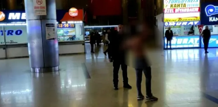 Otogarda bir şahıs polisleri kendi boğazını kesmekle tehdit etti