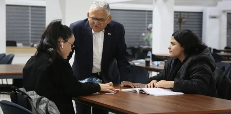 ÖĞRENCİLERE KÜTÜPHANEDE “BAŞKAN” SÜRPRİZİ