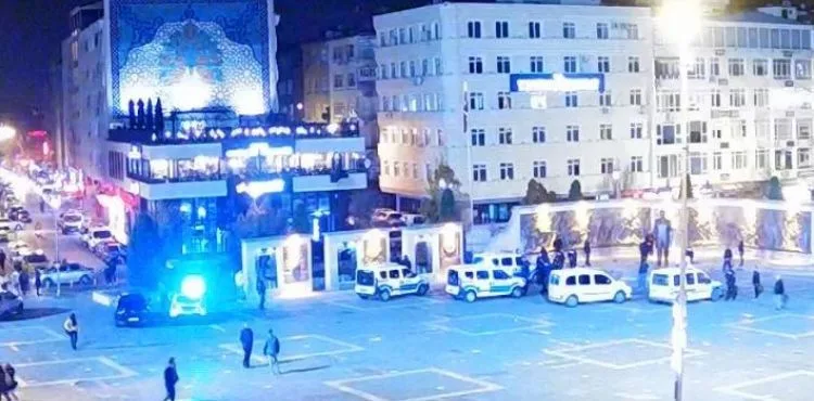 Meydanda kendine zarar veren şahıs ikna edildi