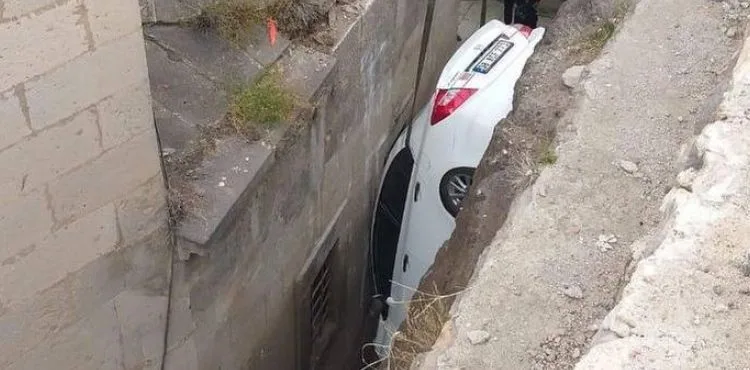 Öğretmenin arabası caminin bahçesine düştü