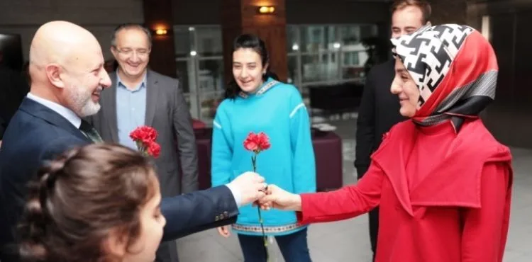 EĞİTİMCİNİN DOSTU BAŞKAN ÇOLAKBAYRAKDAR’DAN ÖĞRETMENLERE ANLAMLI ZİYARET
