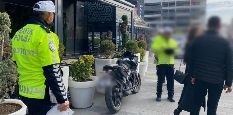 Karşıdan karşıya geçen çocuğa motosikletli çarptı