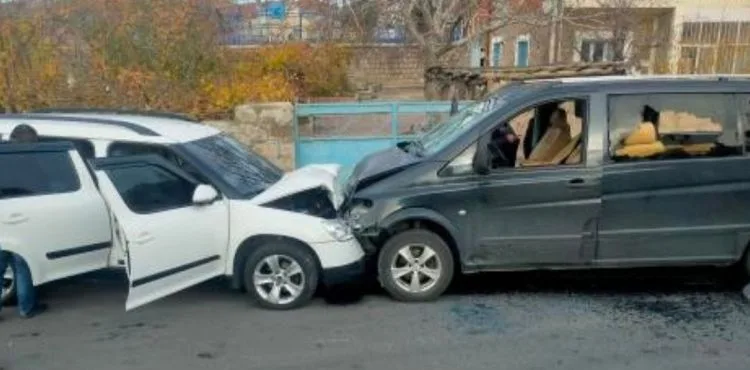 Husumetlisinin minibüsünü çekiç ile parçaladı
