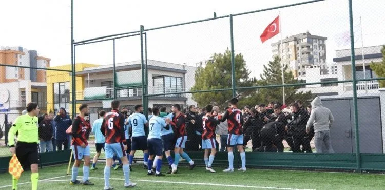 Amatör maçta sahada gerginlik dışarda kavga