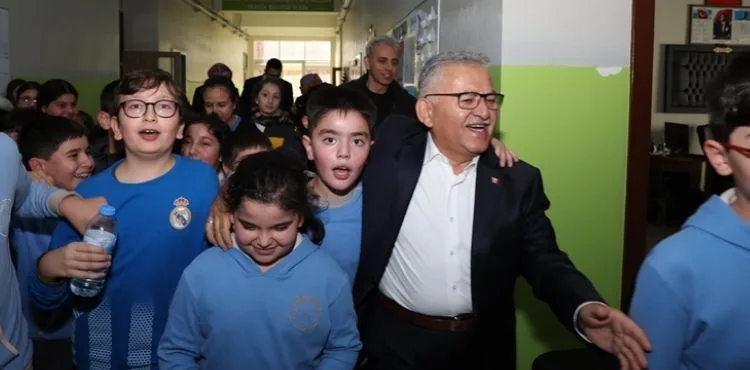 BAŞKAN BÜYÜKKILIÇ VE VALİ ÇİÇEK ÖĞRETMENLERLE BULUŞTU, ÖĞRENCİLERLE KUCAKLAŞTI