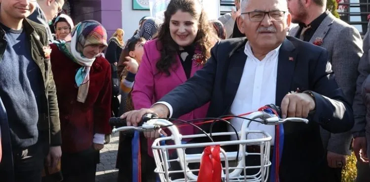 BÜYÜKKILIÇ’TAN DUYGULANDIRAN JEST