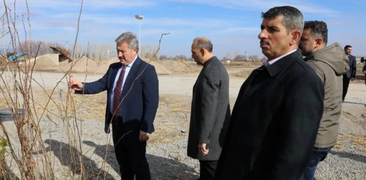MELİKGAZİ BELEDİYESİ İLÇEYİ AĞAÇLANDIRMADA ZAMANDAN KAZANIYOR