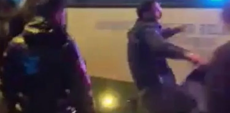 Yolcuyla tartışan halk otobüsü şoförü, seferini sonlandırarak yolcuları indirdi