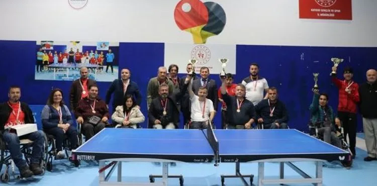 Özel sporculara turnuva sonunda madalya verildi
