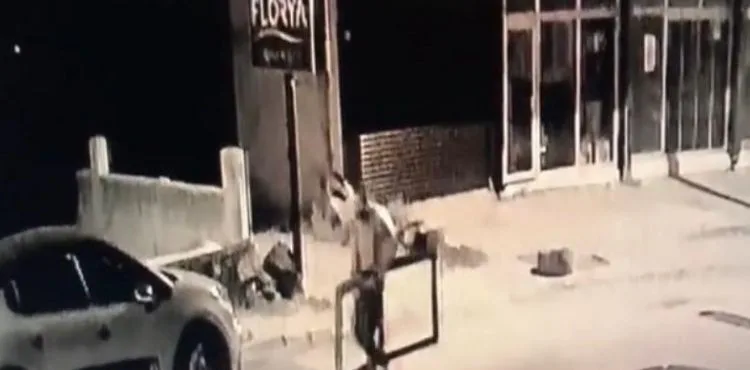 Camiden musluk ve alüminyum kapı çalan iki kişi tutuklandı