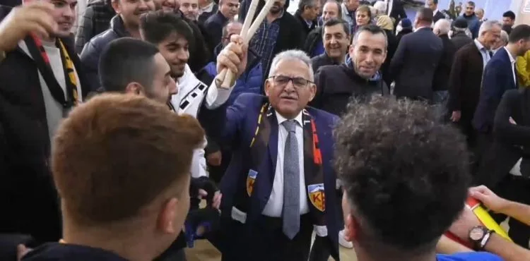 Kayseri protokolü stantları gezdi
