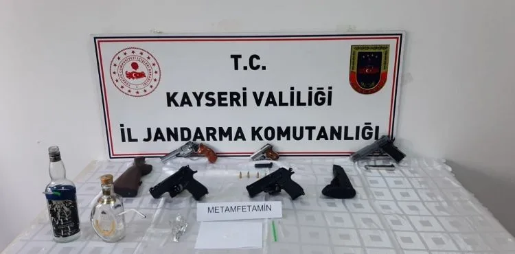 Satışa sunulmak üzere çok sayıda ruhsatsız tabanca ele geçirildi
