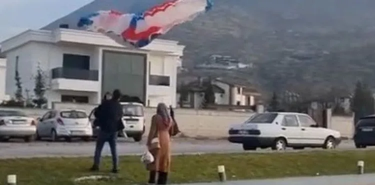 Yamaç Paraşütçüsü dengesini kaybederek yere çakıldı